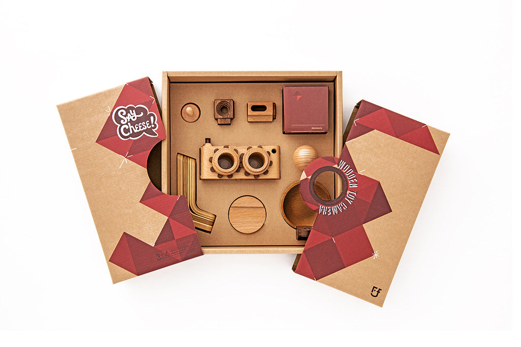 Enhance your playtime with our wooden toy camera gift set, featuring a double lenses twinkle wooden camera and four wooden flashes. This versatile set not only fuels creative play but also serves as an attractive home decor addition.