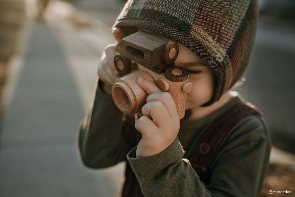 Father's Factory wooden toy camera, 35MM vintage wooden toy camera with detachable magnetic flash, clickable button and kaleidoscopic lens. It’s perfect of pretend play, sensory play, and homeschooling. It’s made of walnut and beechwood with heirloom quality