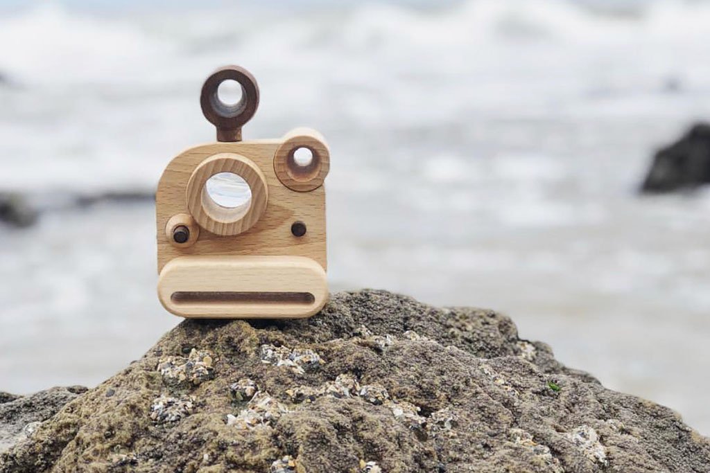 Father's Factory wooden toy camera, Polaroid style wooden toy camera has kaleidoscopic lens. It’s perfect of pretend play, open ended play, sensory play, and homeschooling. Montessori and Waldorf toy. It’s made of walnut and beechwood with heirloom quality. No Battery-Operated or Plastic Toys. Perfect interior decor for kid’s room. It comes with detachable wooden flash, swivel lens, clickable shutter, and kaleidoscope viewfinder.