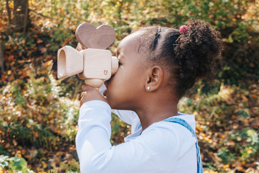 Father's Factory new super 16 Wooden Toy Camera is perfect for you! Stories play a vital role in the growth and development of children, and this Super 16 elevates the whole pretend-play experiences. The Super 16 handheld has a spinning rewind level, swivel lens, kaleidoscopic viewfinder, spinning shutter, and a handheld device for children to bring it everywhere.