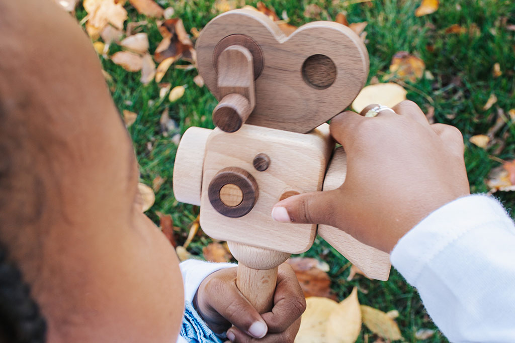 Father's Factory new super 16 Wooden Toy Camera is perfect for you! Stories play a vital role in the growth and development of children, and this Super 16 elevates the whole pretend-play experiences. The Super 16 handheld has a spinning rewind level, swivel lens, kaleidoscopic viewfinder, spinning shutter, and a handheld device for children to bring it everywhere.