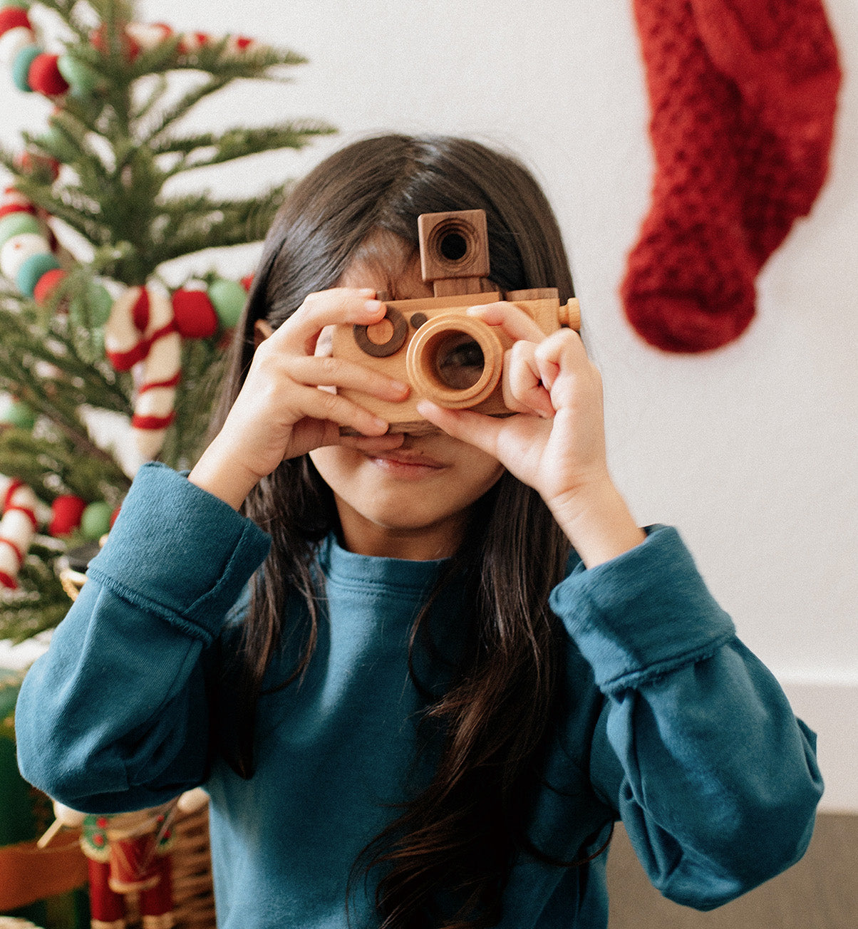 Enhance your playtime with our wooden toy camera gift set, featuring a 35mm wooden camera and four wooden flashes. This versatile set not only fuels creative play but also serves as an attractive home decor addition.