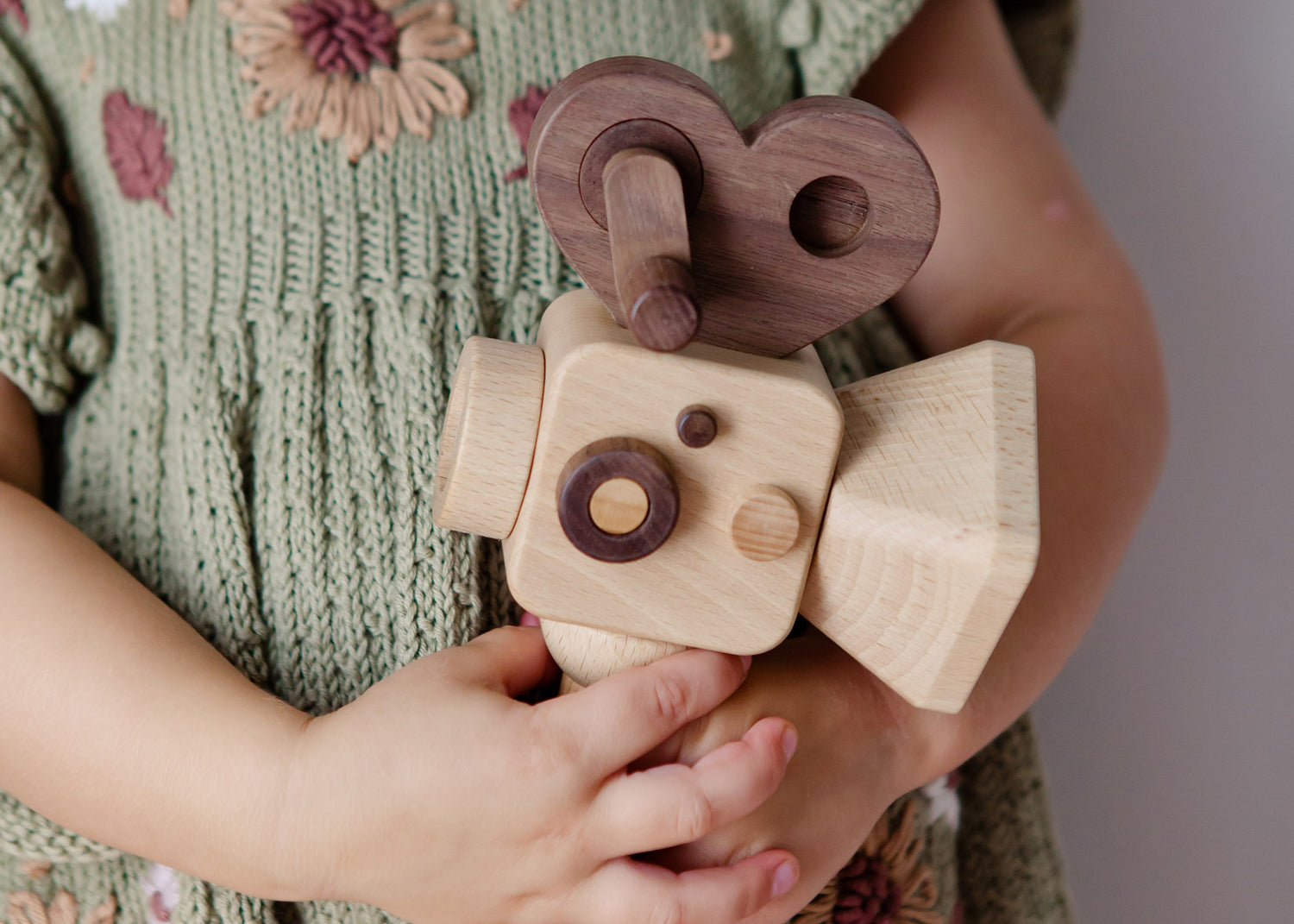 Father's Factory new super 16 Wooden Toy Camera is perfect for you! Stories play a vital role in the growth and development of children, and this Super 16 elevates the whole pretend-play experience. The Super 16 handheld has a spinning rewind level, swive