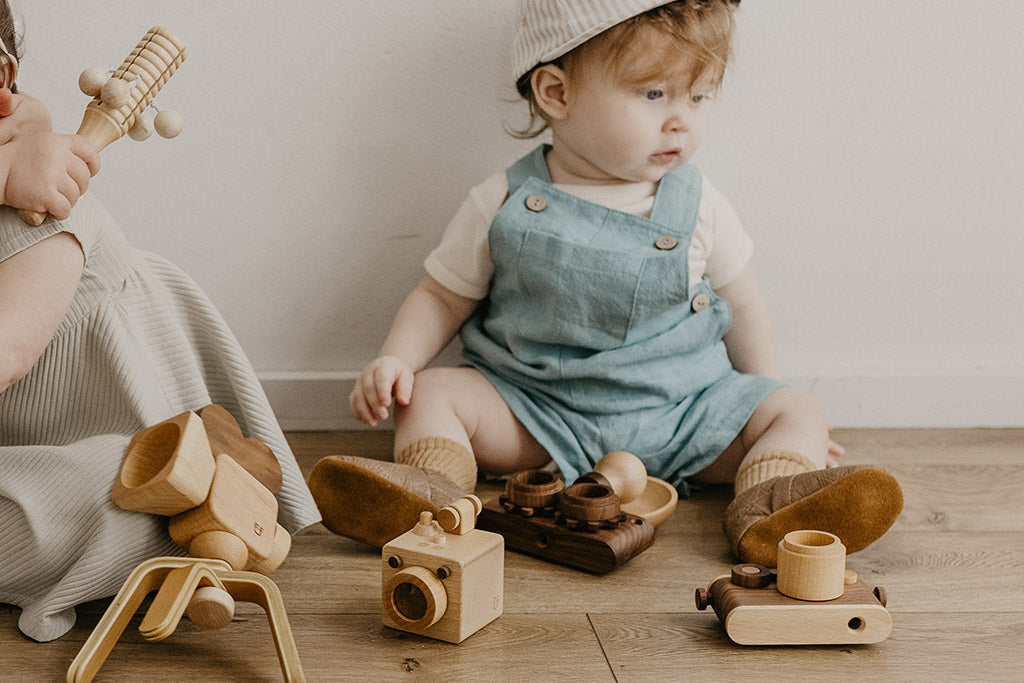Introducing the Brownie Wooden Toy Camera! It's a cool, eco-friendly way to inspire your child's creativity and love for photography. Modeled after vintage Brownie cameras, this top-notch toy is crafted from walnut and beech wood, making it both a fun plaything and a chic décor item.