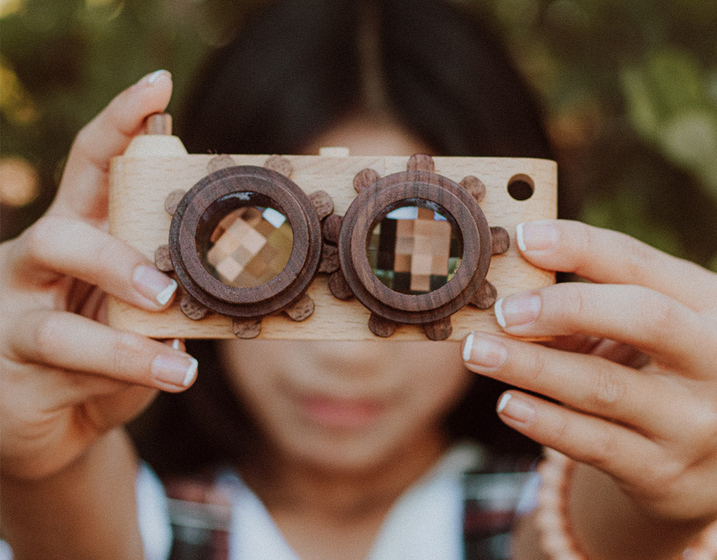 Twinkle wooden toy camera inspired by the stereo camera offers double the fun with two kaleidoscope lenses. Like a wooden binocular toy, Father’s Factory twinkle wooden toy camera has 2 lenses. Children can look through the lenses and find wonders. 