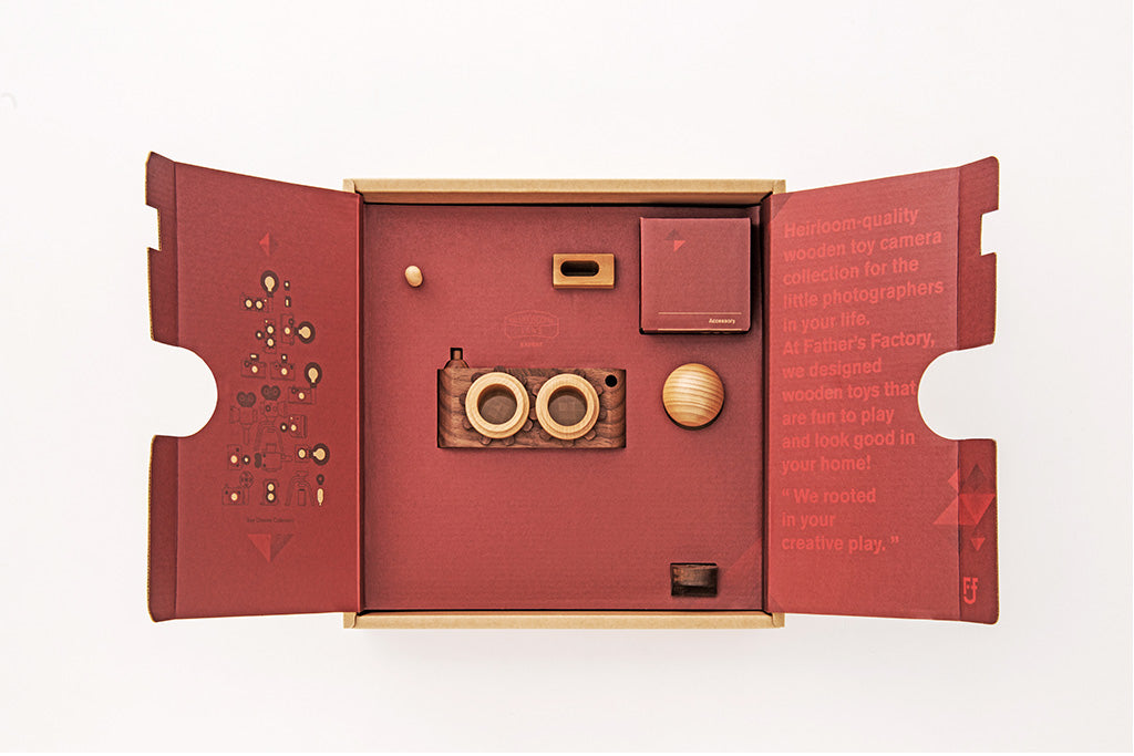 Enhance your playtime with our wooden toy camera gift set, featuring a double lenses twinkle wooden camera and four wooden flashes. This versatile set not only fuels creative play but also serves as an attractive home decor addition.