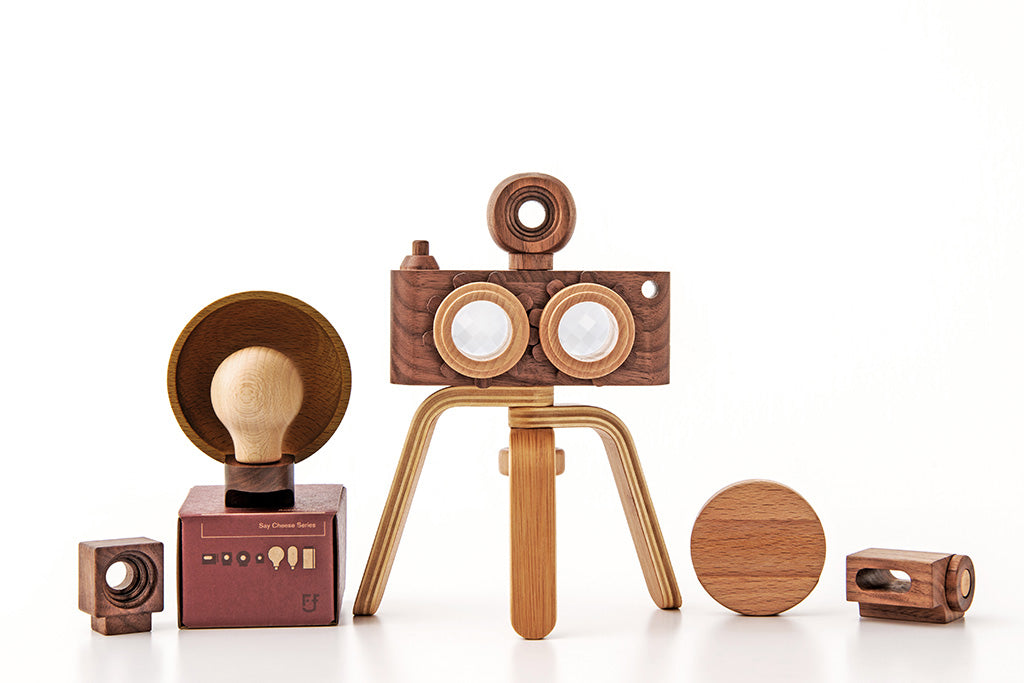 Enhance your playtime with our wooden toy camera gift set, featuring a double lenses twinkle wooden camera and four wooden flashes. This versatile set not only fuels creative play but also serves as an attractive home decor addition.
