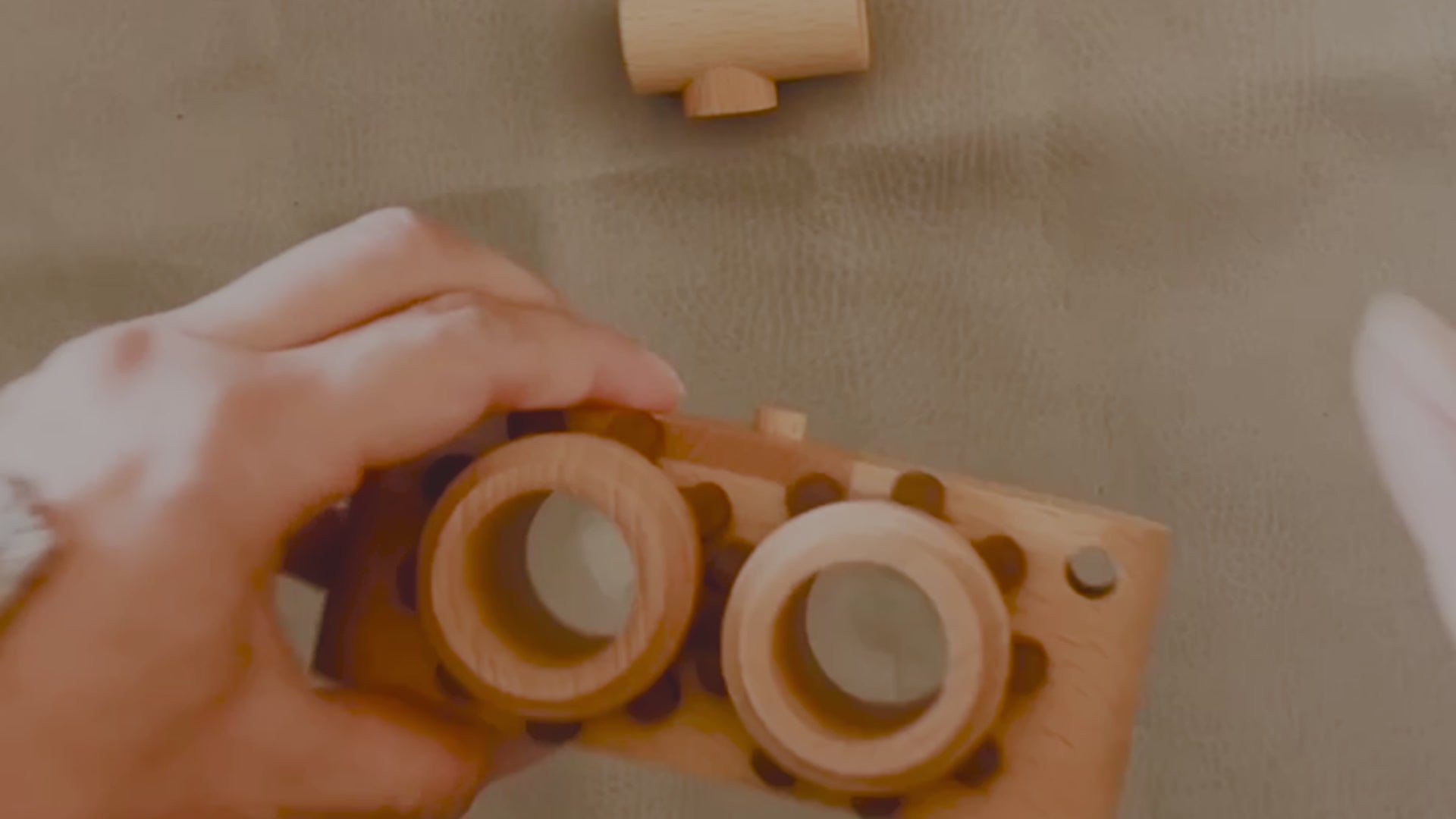 Carica il video: Explore our eco-friendly double lens wooden toy camera, crafted with precision to ignite imagination and creativity. This durable wooden camera inspires storytelling, fun, and the love of photography in children. Invest in this timeless and educational toy for skill development today!