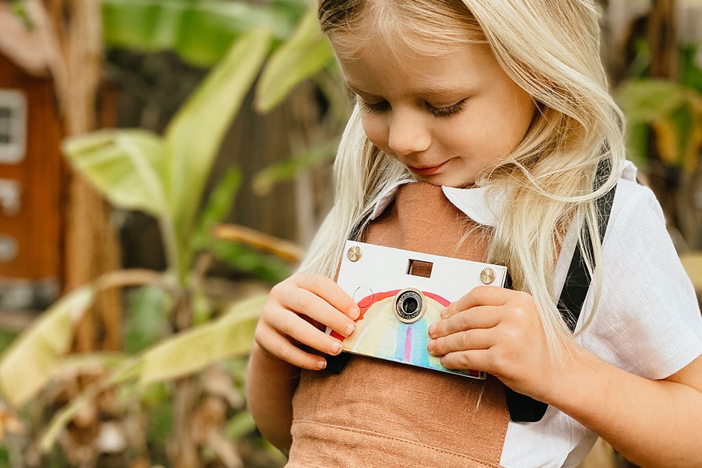 Father's Factory Rainbow PaperCam paper digital camera is a fun and easy to use working digital camera with recycled paper case for any beginner photographers. 
