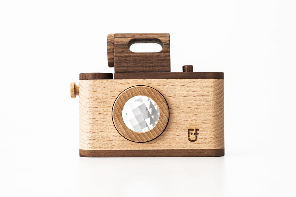 Father's Factory wooden toy camera, 35MM vintage wooden toy camera with detachable magnetic flash, clickable button and kaleidoscopic lens. It’s perfect of pretend play, sensory play, and homeschooling. It’s made of walnut and beechwood with heirloom quality