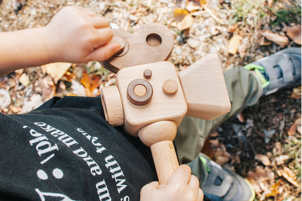 Father's Factory new super 16 Wooden Toy Camera is perfect for you! Stories play a vital role in the growth and development of children, and this Super 16 elevates the whole pretend-play experiences. The Super 16 handheld has a spinning rewind level, swivel lens, kaleidoscopic viewfinder, spinning shutter, and a handheld device for children to bring it everywhere.