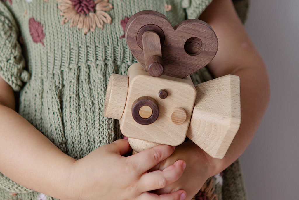 Father's Factory new super 16 Wooden Toy Camera is perfect for you! Stories play a vital role in the growth and development of children, and this Super 16 elevates the whole pretend-play experiences. The Super 16 handheld has a spinning rewind level, swivel lens, kaleidoscopic viewfinder, spinning shutter, and a handheld device for children to bring it everywhere.